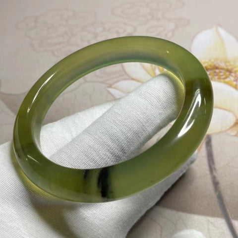 Gelang Es Hijau Warna Musim Semi Giok Cui Giok Alami Ukuran 59.6mm Lebar Sisi 12mm Giok ini semuanya muncul secara alami dan polanya acak Termasuk ongkos kirim dan pajak.