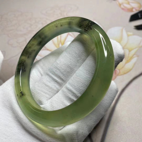 Gelang Es Hijau Giok Cui Giok Alami Ukuran 58.8mm Lebar Sisi 12mm Giok ini terbentuk secara alami dan polanya acak Sudah termasuk pajak pengiriman.