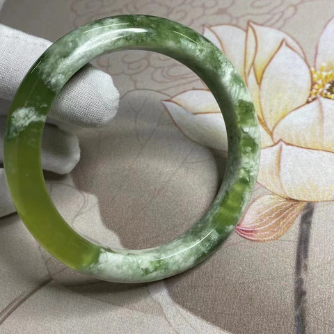 Gelang Giok Cui Alami Ukuran 62.6mm Lebar 12.2mm Giok ini terbentuk secara alami dan polanya acak Sudah termasuk pajak pengiriman.