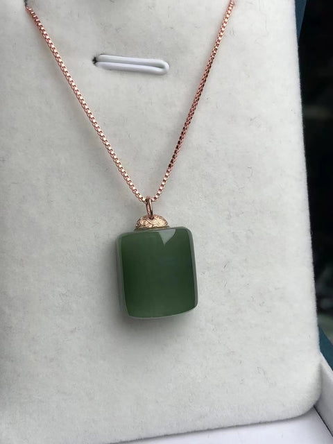 Kalung Giok Hetian Giok Alami Ukuran 15.3 * 13.8 * 8mm Pengaturan Emas 18k Sudah termasuk pajak pengiriman.