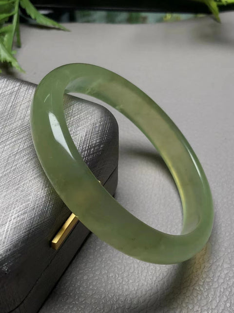 Gelang Selada Air Giok Cui Alami Ukuran 64.8mm Gioknya bagus dan hangat Gioknya terbentuk secara alami Pola-polanya acak Sudah termasuk pajak pengiriman