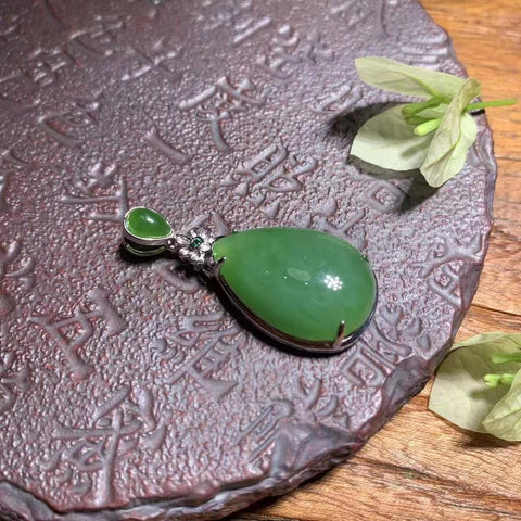Kalung Jasper Alami Ukuran 22 * 14mm yang terbuat dari 925 Perak Giok bersih, halus dan hangat Termasuk pajak pengiriman.