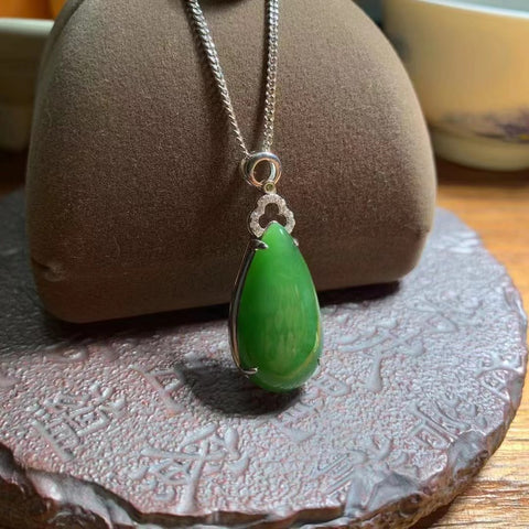 Kalung Jasper Alami Ukuran 24 * 12mm yang terbuat dari Giok Perak 925 bersih dan halus Termasuk pajak pengiriman.