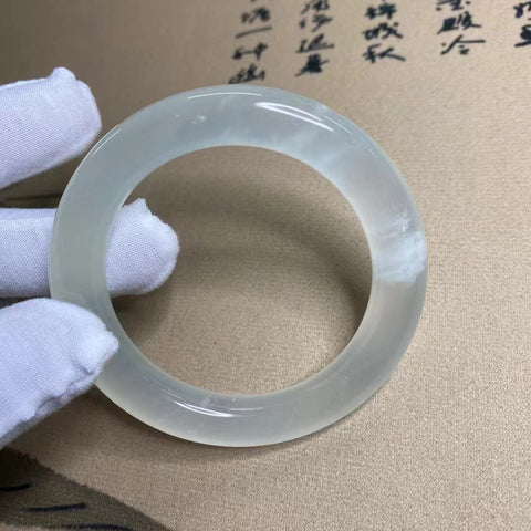 Gelang Es Giok Cui Giok Alami Ukuran 55-57mm Lebar Sisi 10.8mm Giok ini terbentuk secara alami dan polanya acak Sudah termasuk pajak pengiriman.