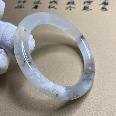 Gelang Es Giok Cui Giok Alami Ukuran 55-57mm Lebar Sisi 9.7mm Giok ini terbentuk secara alami dan polanya acak Sudah termasuk pajak pengiriman.