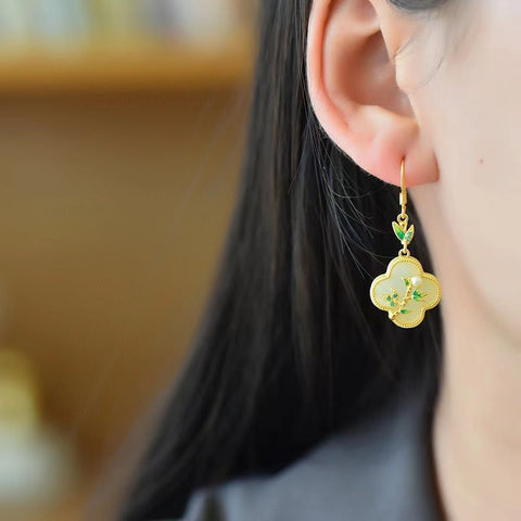 Anting-anting enamel semanggi empat daun giok alami dari perak 925, ukuran 14 * 14mm, gaya unik, sudah termasuk ongkos kirim dan pajak.