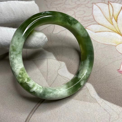 Gelang Giok Cui Alami Ukuran 56-58mm Lebar Sisi 15.7mm Giok ini terbentuk secara alami dan polanya acak. Sudah termasuk ongkos kirim dan pajak.