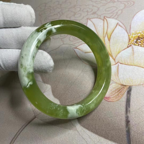 Gelang Giok Cui Alami Ukuran 58-60mm Lebar 13.3mm Giok ini terbentuk secara alami dan polanya acak Sudah termasuk pajak pengiriman.