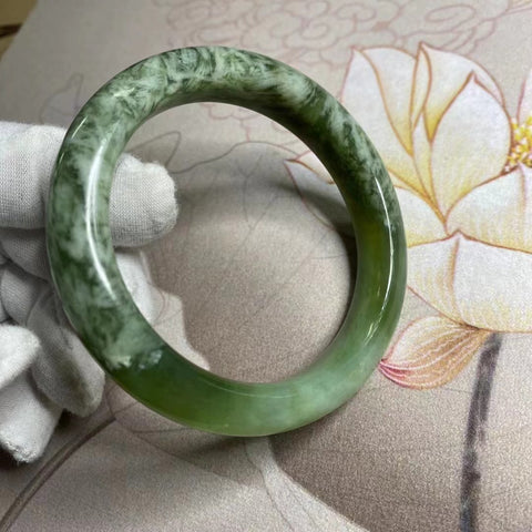 Gelang Giok Cui Alami Ukuran 59-61mm Lebar 13.6mm Giok ini terbentuk secara alami dan polanya acak Sudah termasuk pajak pengiriman.