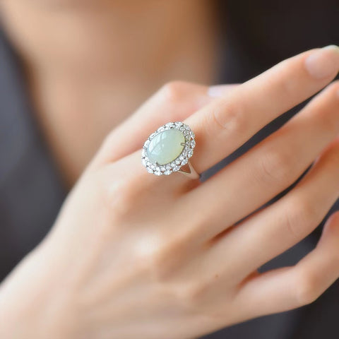 s925 perak bertatahkan cincin permukaan telur giok putih Hetian bertatahkan perak, gaya baru, giok halus, pengerjaan indah, dengan temperamen pertunjukan super Oh sangat tampan Yo Ukuran 10 * 14 Termasuk pajak pengiriman