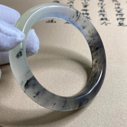 Gelang Tinta Es Giok Cui Giok Alami Ukuran 61-63mm Lebar Sisi 13.7mm Giok ini terbentuk secara alami dan polanya acak Sudah termasuk pajak pengiriman.