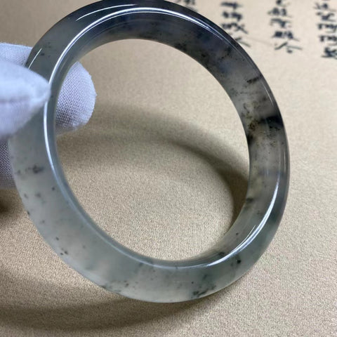 Gelang Tinta Es Giok Cui Giok Alami Ukuran 60-62mm Lebar Sisi 12.5mm Giok ini terbentuk secara alami dan polanya acak Sudah termasuk pajak pengiriman.