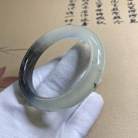 Gelang Tinta Es Giok Cui Giok Alami Ukuran 54-56mm Lebar 12.4mm Giok ini terbentuk secara alami dan polanya acak Sudah termasuk pajak pengiriman.