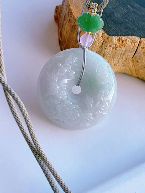 Liontin Jadeite A-barang-barang alami Bahan lubang tua Giok halus dan hangat Giok indah untuk dipakai Ukuran 41.2 * 12.1mm Termasuk ongkos kirim dan pajak