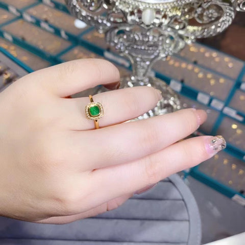 Cincin Butik Zamrud Sugar Tower Emas 18k dengan Berlian Gaya Premium Klasik TW 1,22g Batu Utama 0,5 karat Berlian 22p Sudah termasuk pajak pengiriman.