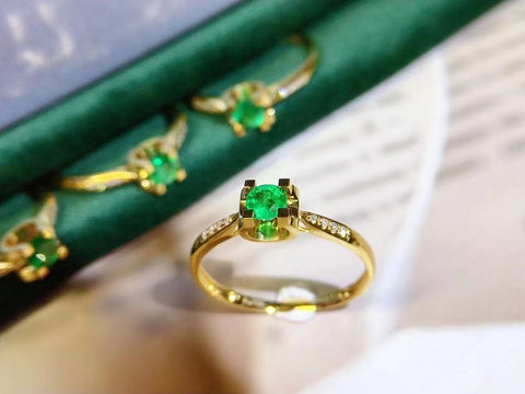 cincin zamrud mewah ringan gaya ins kecil emas 18k dengan pengaturan berlian berat 1,38g batu utama 0,2 karat 8 berlian sudah termasuk pajak pengiriman