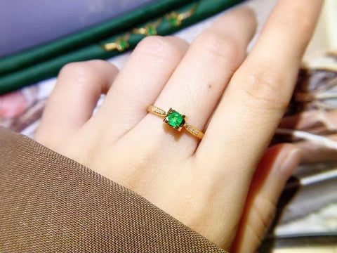 cincin zamrud mewah ringan gaya ins kecil emas 18k dengan pengaturan berlian berat 1,38g batu utama 0,2 karat 8 berlian sudah termasuk pajak pengiriman