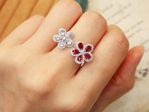 Berat Batu Cincin Ruby: 0,82 karat Berat Total: 3,32 gram Berlian: 0,35 karat/112 Safir Putih: 0,40 karat/5 Bezel: ukuran 15 karat Emas Putih 18 karat Berlian Asli Emas Asli 💎 Sudah termasuk ongkos kirim dan pajak!