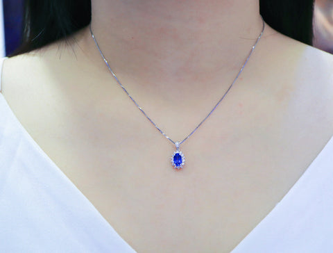 Liontin Batu Safir Bunga Jagung Berat batu: 1,28 karat Berat total: 1,40 gram Berlian: 0,24 karat/17 pcs Liontin: tanpa rantai Emas putih 18 karat Emas asli Berlian asli 💎Termasuk pajak pengiriman