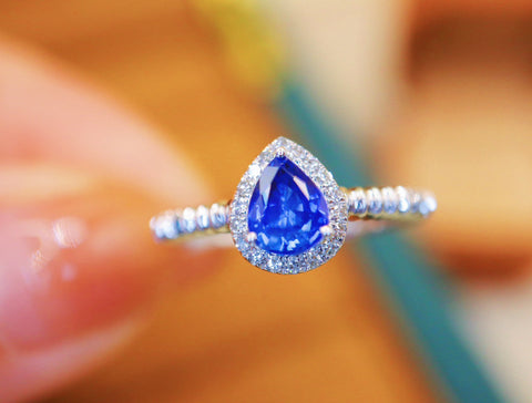 Berat Batu Cincin Safir: 0,75 karat Berat total: 2,40 gram Berlian: 0,09 karat/18 pcs Bezel: ukuran 14 emas putih 18 karat Emas asli dan berlian asli 💎Termasuk ongkos kirim dan pajak