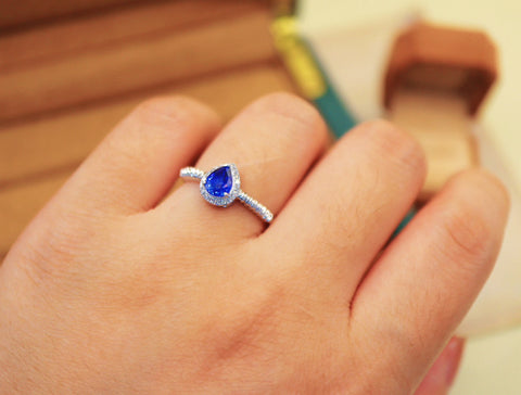 Berat Batu Cincin Safir: 0,75 karat Berat total: 2,40 gram Berlian: 0,09 karat/18 pcs Bezel: ukuran 14 emas putih 18 karat Emas asli dan berlian asli 💎Termasuk ongkos kirim dan pajak