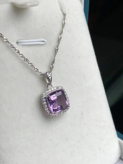 Kalung batu kecubung dari perak 925 dengan zirkonia ukuran 9mm, ditata dengan indah dan akan terlihat bagus setiap hari.