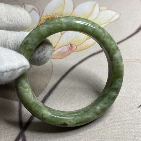 Gelang bunga terapung Cui yang dibuat dengan indah dan alami, dengan bunga giok di tangan, kalibernya cocok untuk cincin 57, 58, dan 59, lebar sisinya 12,8 mm, batu giok terbentuk secara alami, polanya acak, sudah termasuk ongkos kirim dan pajak.