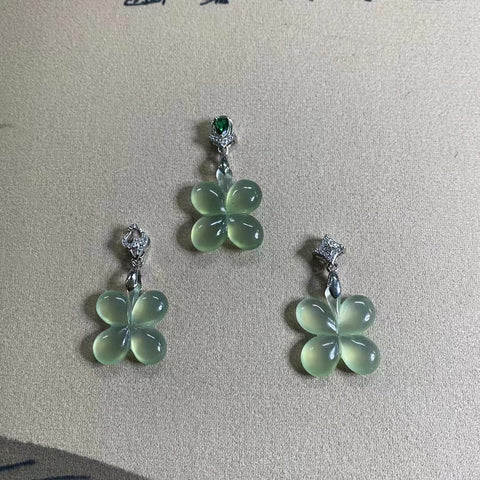 Rantai Hijau Fluorescent Giok Cui Jade Alami Ukuran 19 * 23mm 925 Rantai Perak Termasuk pajak pengiriman.