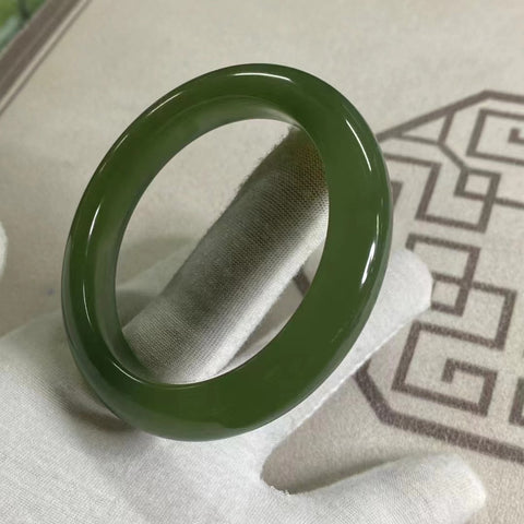 Gelang Hijau Fluorescent Jade Cui Alami Ukuran 57-59mm Lebar Sisi 11.7mm Batu giok terbentuk secara alami dan polanya acak Sudah termasuk pajak pengiriman.