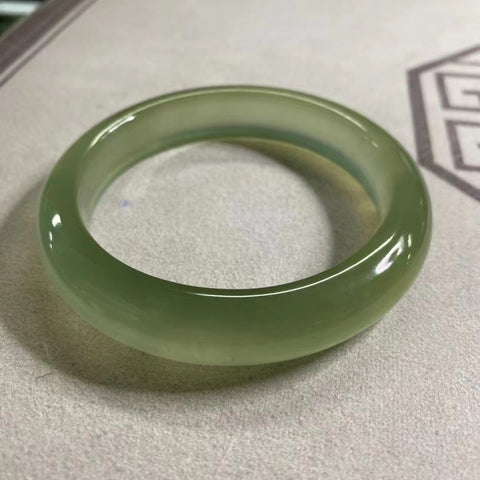 Gelang Hijau Fluorescent Jade Cui Alami Ukuran 58-60mm Lebar Sisi 12.7mm Batu giok ini terbentuk secara alami dan polanya acak Sudah termasuk pajak pengiriman.