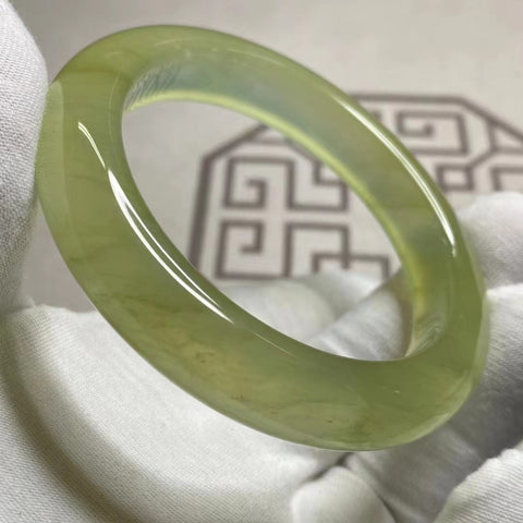 Gelang Es Giok Cui Giok Alami Ukuran 57-59mm Lebar Sisi 12.9mm Giok ini terbentuk secara alami dan polanya acak Sudah termasuk ongkos kirim dan pajak.