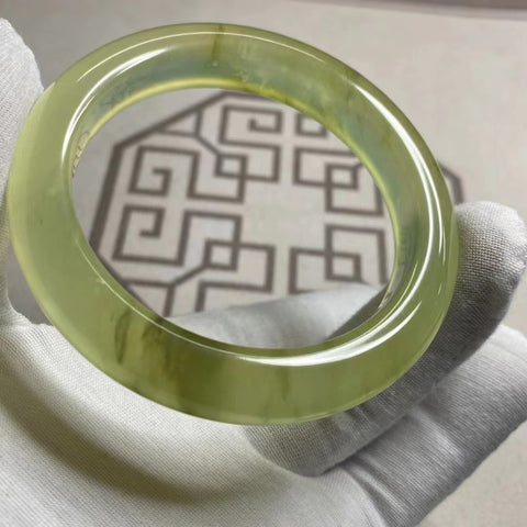 Gelang Es Giok Cui Giok Alami Ukuran 57-59mm Lebar Sisi 11.8mm Giok ini terbentuk secara alami dan polanya acak Sudah termasuk pajak pengiriman.