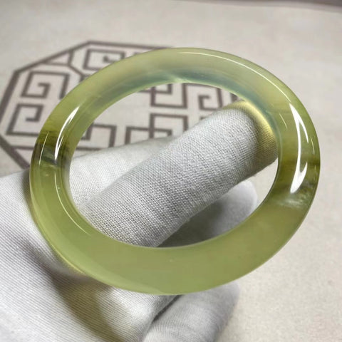 Gelang Es Giok Cui Giok Alami Ukuran 55-57mm Lebar Sisi 11mm Giok alami dan polanya acak Sudah termasuk pajak pengiriman.