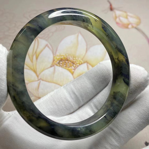 Gelang Lukisan Tinta Giok Cui Alami Ukuran 61-63mm Lebar Sisi 12.7mm Batu giok terbentuk secara alami dan polanya acak Sudah termasuk pajak pengiriman.