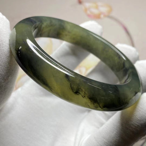 Gelang Lukisan Tinta Giok Cui Alami Ukuran 59-61mm Lebar Sisi 14.2mm Batu giok terbentuk secara alami dan polanya acak Sudah termasuk pajak pengiriman.