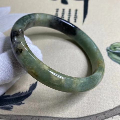 Gelang Rumput Emas Rumput Giok Cui Bunga Giok Bumi Biru Melayang Ukuran 62-64mm Lebar 12.3mm Giok semuanya alami dan polanya acak Sudah termasuk ongkos kirim dan pajak