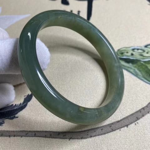 Gelang Biru Bumi Giok Bunga Giok Cui Alami Ukuran 62-64mm Lebar Sisi 12.4mm Giok terjadi secara alami Pola acak termasuk pajak pengiriman