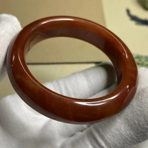 Gelang Giok Cui Giok Merah Penuh Ukuran 50-52mm Lebar Sisi 14.1mm Giok ini terbentuk secara alami dan polanya acak Sudah termasuk pajak pengiriman.