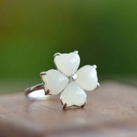 Set Giok Perak dan Hetian Giok Liontin + Cincin + Anting Gaya Set Semanggi Empat Daun Giok bersih dan baik-baik saja Sudah termasuk ongkos kirim dan pajak