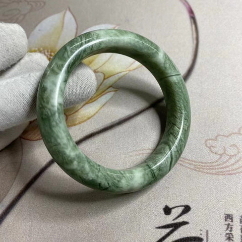 Gelang Giok Cui Alami Ukuran 53-55mm Lebar Sisi 12.7mm Giok ini terbentuk secara alami dan polanya acak Sudah termasuk ongkos kirim dan pajak.