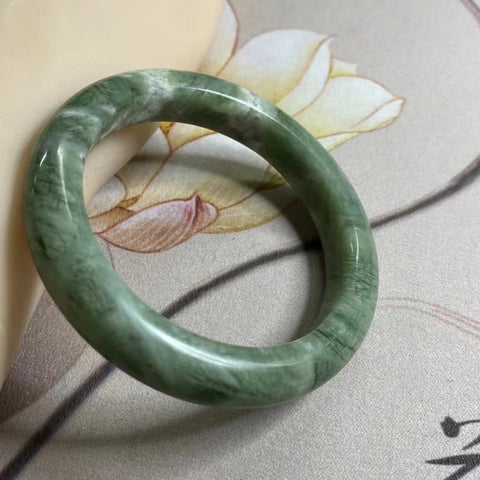 Gelang Giok Cui Alami Ukuran 58-60mm Lebar Sisi 12.7mm Giok ini terbentuk secara alami dan polanya acak Sudah termasuk ongkos kirim dan pajak.