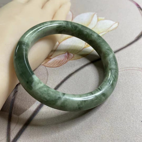 Gelang Giok Cui Alami Ukuran 59-61mm Lebar Sisi 11.5mm Giok alami dan polanya acak Sudah termasuk ongkos kirim dan pajak.