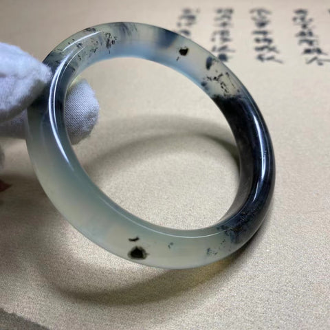 Gelang Tinta Es Giok Cui Giok Alami Ukuran 56-58mm Lebar Sisi 12mm Giok semuanya terjadi secara alami Pola acak Termasuk pajak pengiriman.