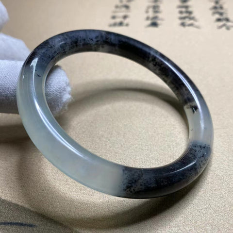 Gelang Tinta Es Giok Cui Giok Alami Ukuran 56-58mm Lebar 9.5mm Giok ini terbentuk secara alami dan polanya acak Sudah termasuk pajak pengiriman.