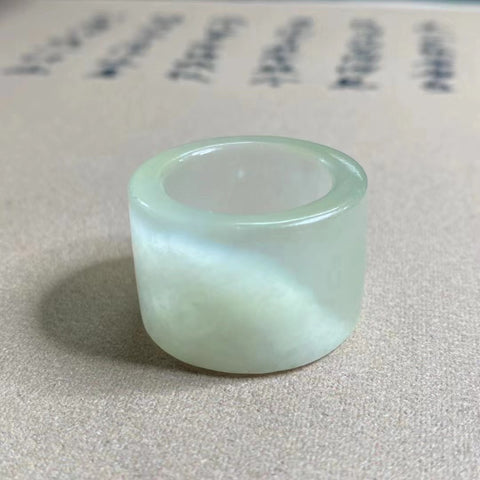 Pemicu Giok Alami Ukuran 22mm Tinggi 20.6mm Giok baik-baik saja dan hangat Termasuk ongkos kirim dan pajak.