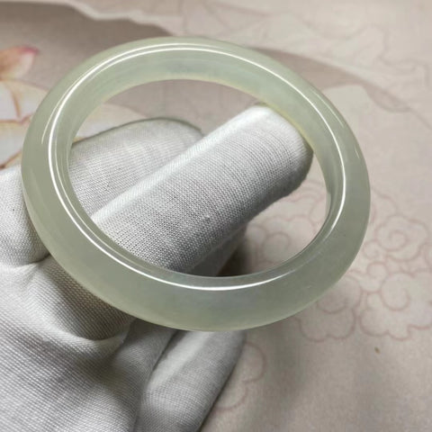 Gelang Gradien Giok Cui Giok Alami Ukuran 53-55mm Lebar Sisi 10mm Giok ini terbentuk secara alami dan polanya acak Sudah termasuk ongkos kirim dan pajak.