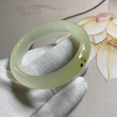 Gelang Giok Cui Alami Ukuran 53-55mm Lebar 13mm Giok adalah pola alami dan acak Pengiriman dan pajak sudah termasuk.