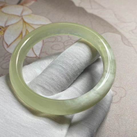 Gelang Giok Cui Alami Ukuran 55-57mm Lebar 11mm Giok ini terbentuk secara alami dan polanya acak Sudah termasuk pajak pengiriman.