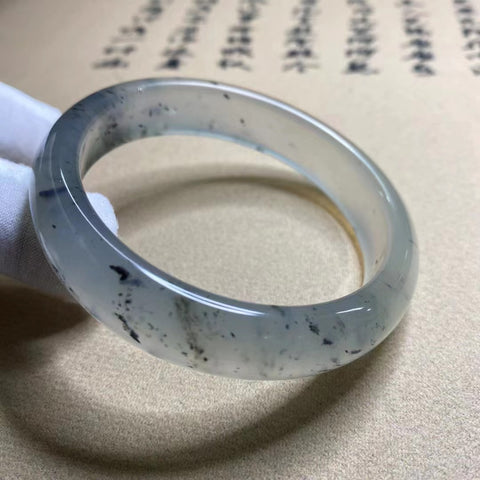Gelang Tinta Giok Cui Giok Alami di Atas Es Ukuran 58-60mm Lebar Sisi 14.2mm Giok ini terbentuk secara alami dan polanya acak Sudah termasuk ongkos kirim dan pajak.