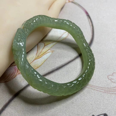 Gelang ukiran giok Cui alami yang diukir dengan indah Ukuran 54-56mm Giok ini memiliki pola acak yang terjadi secara alami Termasuk pajak pengiriman